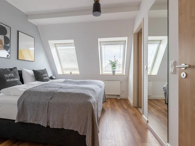 جناح كبير بسرير كوين بشرفة بغرفة نوم واحدة مع أريكة، Flower's Boardinghouse Mitte 1/2