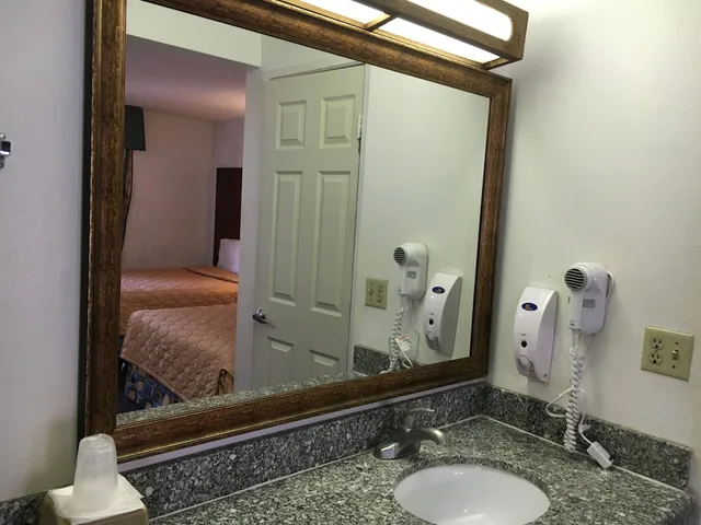 غرفة كلاسيكية بسريرين كوين، Riverside Inn & Suites 5/5