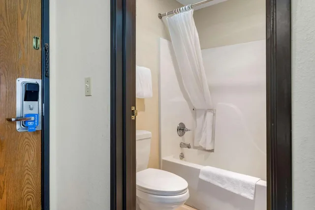 غرفة بسرير كوين، Rodeway Inn Coopersville, MI 5/6