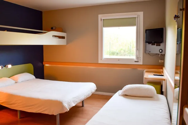 غرفة ثلاثية بسرير مزدوج وسرير بطابقين، Ibis Budget Rodez 8/10