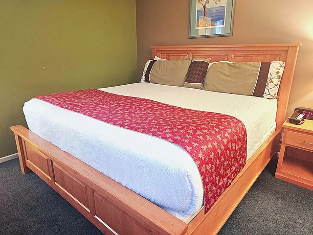 غرفة تقليدية بسرير كينج، James Bay Inn Hotel Suites Cottage 4/8