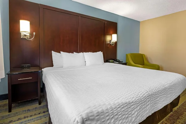 غرفة قياسية بسرير مزدوج، Clarion Hotel Conference Center Lexington North 1/4