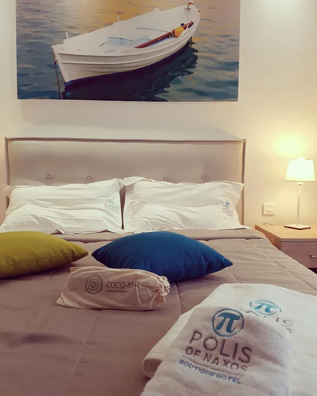 غرفة، Polis of Naxos 8/10
