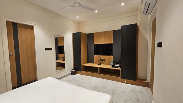 جناح تنفيذي بسرير كينج، Emerald Urban Comforts 1/2