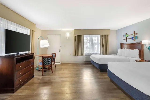 غرفة قياسية بسريرين كوين بمطبخ، Best Western Cocoa Beach Hotel and Suites 3/7