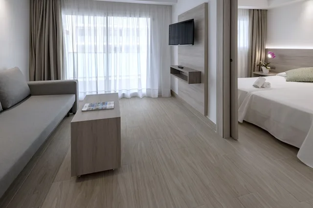 جناح جونيور بسريرين منفصلين بشرفة مع أريكة، 4R Salou Park Resort II 6/10