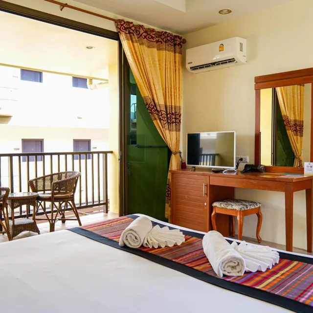 Room, Queen Bed, Balcony, Kata Silver Sand By Eazy 1/10