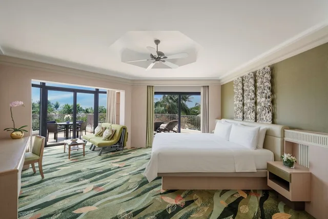 غرفة بسرير كينج بإطلالة على المسبح بشرفة، Shangri-La Rasa Sentosa, Singapore 3/5