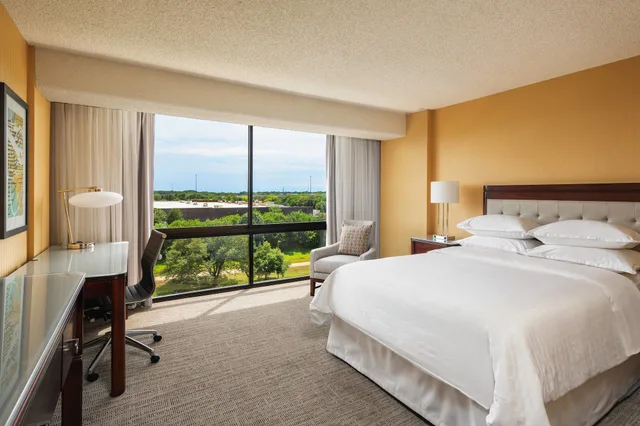 جناح بسرير كينج بغرفة نوم واحدة مع أريكة، Sheraton West Des Moines Hotel 1/8