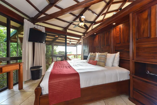غرفة بسرير كينج وسريرين مزدوجين، Tulemar Resort 1/8