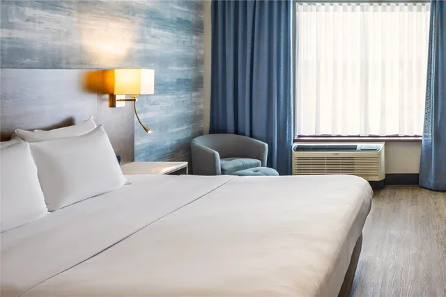 غرفة بسرير كينج لذوي الإعاقة، Quality Inn Suites Levis 3/4