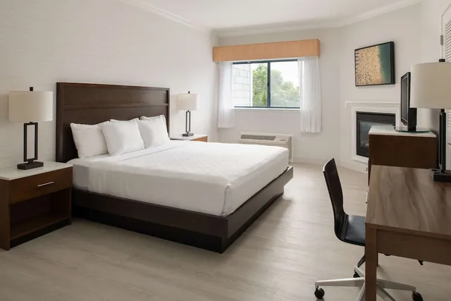 جناح بسرير كينج بشرفة، Best Western Plus All Suites Inn 1/4