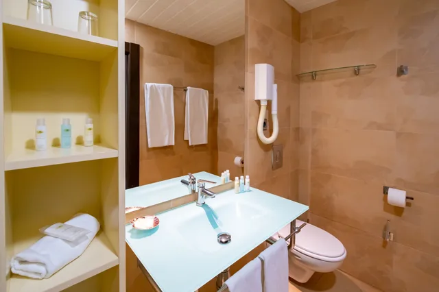 غرفة أساسية بسريرين منفصلين بشرفة بغرفة نوم واحدة مع أريكة في الطابق الأرضي، Hotel Condesa 7/9