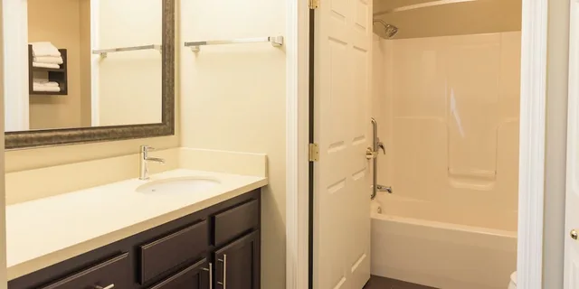 جناح استوديو بسرير كوين مع أريكة بمطبخ، Staybridge Suites Fargo 3/4