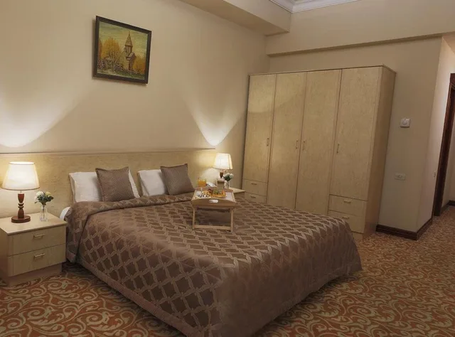 غرفة قياسية بسرير كوين، METROPOL HOTEL 1/8