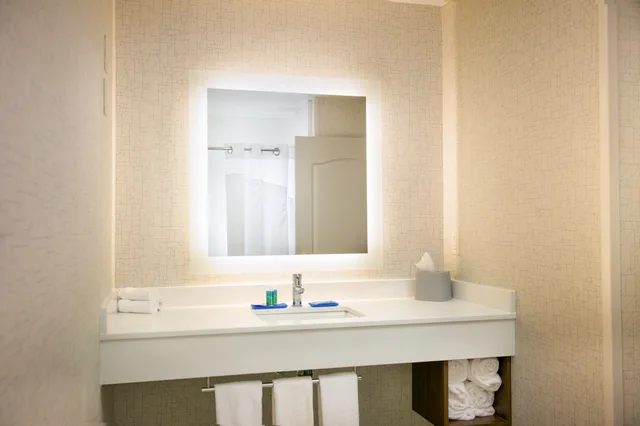 غرفة بسريرين كوين لذوي الإعاقة، Holiday Inn Express Hotel & Suites Wausau 2/2