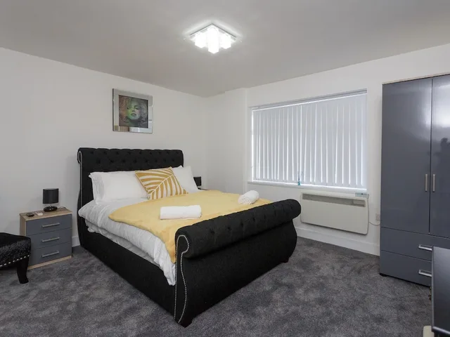 Superior, Apartment, King Bed, Private Bathroom, Live In Leeds Greenhill Bungalows 1/5