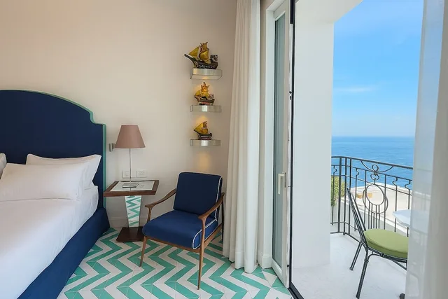 غرفة ديلوكس بسرير كينج بإطلالة على البحر، Grand Hotel Europa Palace 5/8