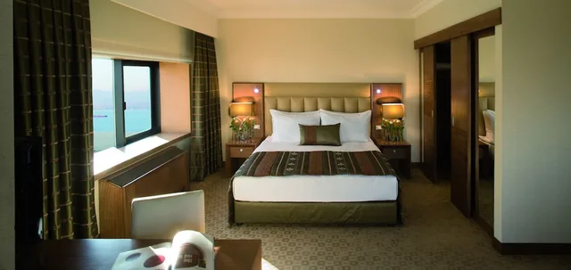 Executive, King Bed, Movenpick Hotel Izmir 3/9