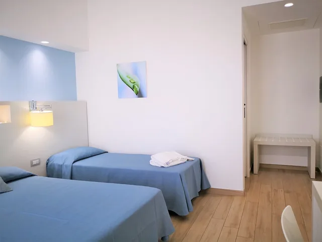 غرفة ديلوكس ثلاثية بسرير كينج وسرير فردي بشرفة، Perla Gaia Hotel 2/10