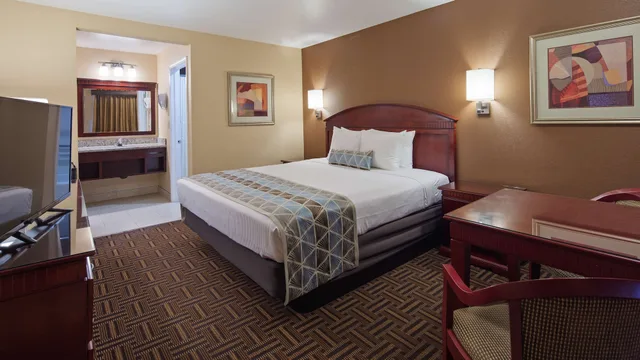 غرفة قياسية بسرير كوين لذوي الإعاقة، Best Western Pasadena Inn 2/4