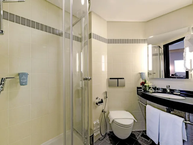 Superior, Lateral Side Sea View، Ibis Seef Manama 3/3