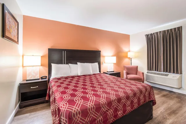 غرفة بسرير كوين، Econo Lodge Santee SC 1/3