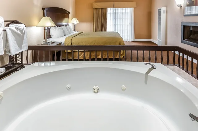 غرفة بسرير كينج لذوي الإعاقة، Quality Inn near Hearst Castle 2/2