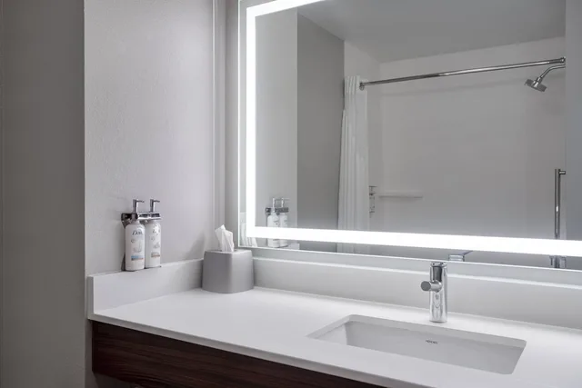 غرفة قياسية بسرير كينج مع أريكة، Holiday Inn Express Hotel Suites Clinton 5/7