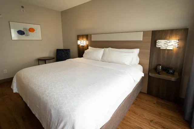جناح بسرير كينج بمنطقة جلوس، Holiday Inn Express Hotel Suites Kingston 2/8
