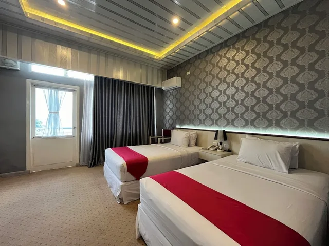 غرفة ديلوكس بسريرين منفصلين، Grand Tamaro Hotel Parapat 3/8