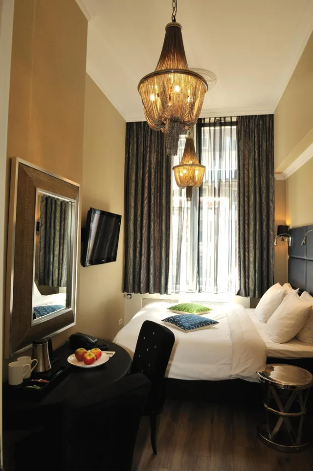 Room, Queen Bed, Street Side View, Ground Floor, Sint Nicolaas 1/1