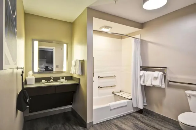 استوديو بسرير كوين بحوض استحمام لذوي الإعاقة، TOWNEPLACE SUITES CRANBURY SOUTH BRUNSWICK 3/5