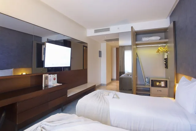 غرفة قياسية بسريرين منفصلين بإطلالة على المدينة بغرفة نوم واحدة، Dosso Dossi Hotels and SPA Downtown 1/8