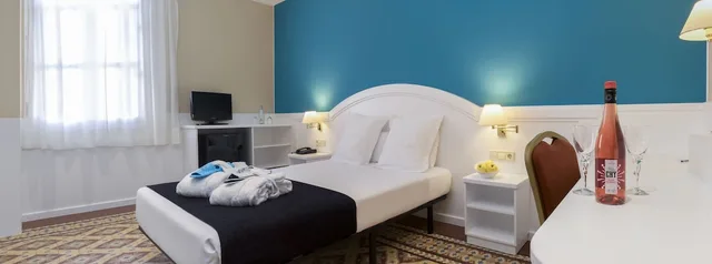 غرفة داخلية بسريرين منفصلين، Balneari Vichy Catalan 3/8