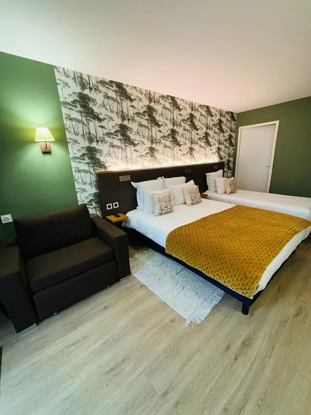غرفة سوبيريور عائلية بسرير مزدوج وسرير فردي مع أريكة، Le Castel Fleuri Hotel 2/3