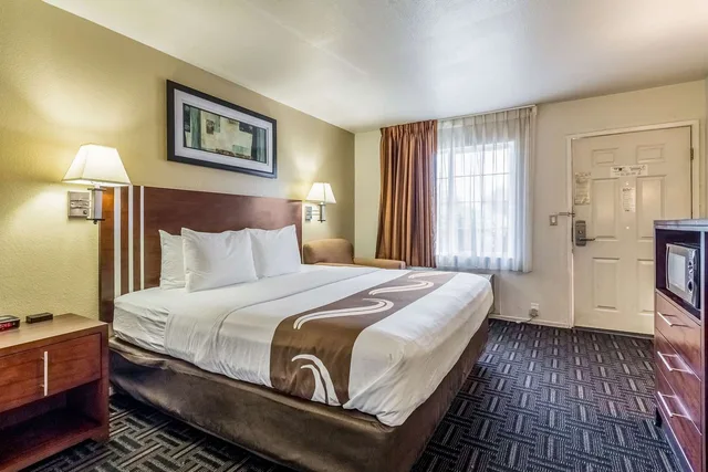 غرفة بسرير كينج لذوي الإعاقة، Quality Inn Fresno Near University 2/3