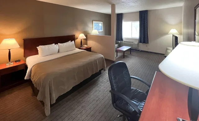 جناح بسرير كينج مع أريكة، Quality Inn & Suites Grants I-40 4/6