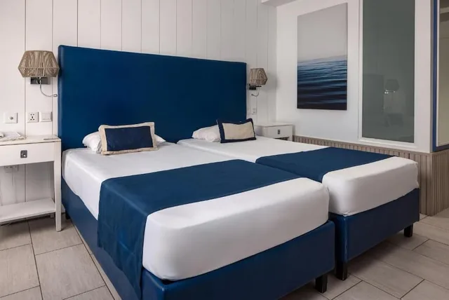 غرفة تنفيذية بسرير مزدوج بإطلالة على المسبح مع دخول الصالة، db Seabank Resort and Spa 1/4