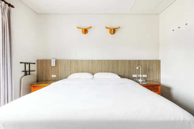 غرفة بسرير كوين بإطلالة على الجبل بشرفة، Kenting Fairyland & Farm Guest House 1/10