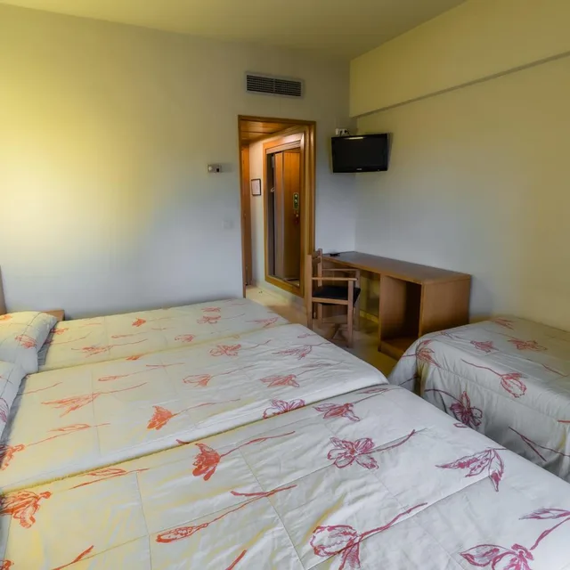 غرفة رباعية، Alhama Hotel 4/10