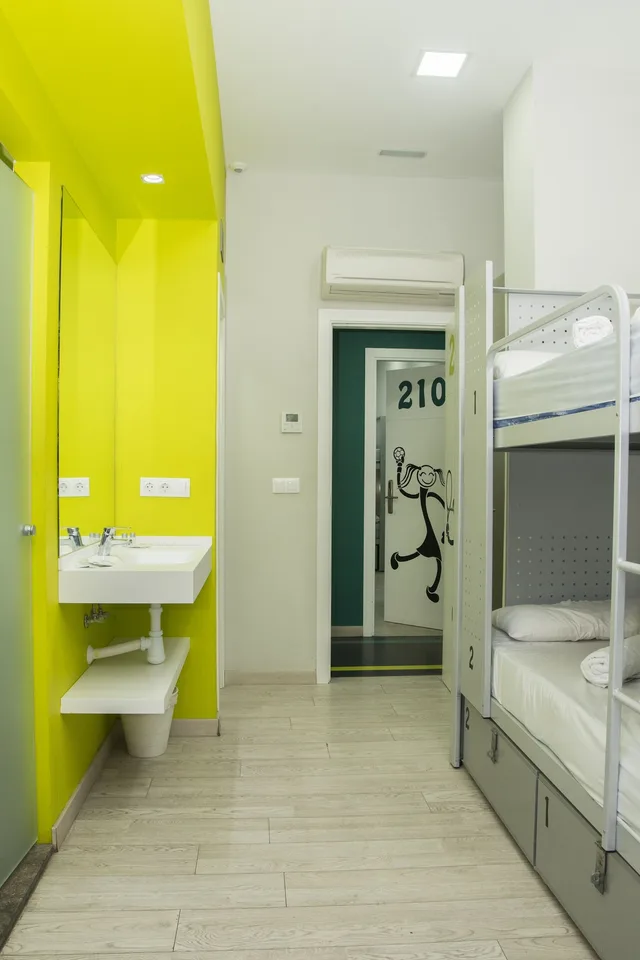 Mixed Dorm, 6 Beds, Private Bathroom, Bcnsporthostels 4/5