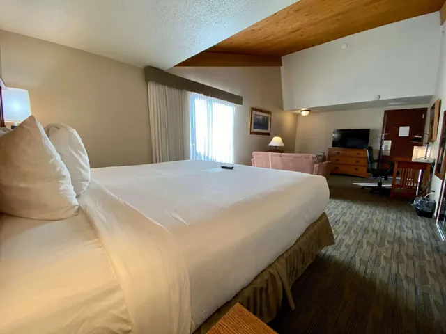غرفة بسرير كينج بجاكوزي، Best Western Sheridan Center 2/3