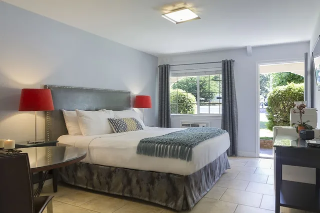 Standard, Queen Bed, Lake Side, Kitchenette، The Lodge At Blue Lakes 1/3