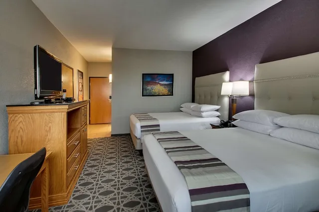 غرفة بسريرين كوين بشرفة في طابق مرتفع، Drury Inn and Suites Albuquerque North 4/7