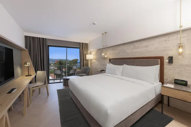 Room, King Bed, DoubleTree by Hilton Antalya-Kemer All-Inclusive Resort 2/11