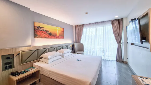غرفة ديلوكس بسرير كينج بإطلالة على الجبل بشرفة، Clarian Hotel Beach Patong 4/10