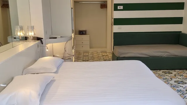 غرفة كلاسيكية رباعية بسرير كوين وسريرين منفصلين بشرفة، Hotel Alpha 1/6