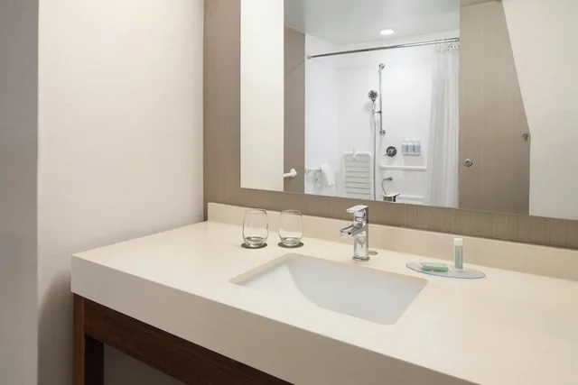 غرفة بسرير كينج مع أريكة، Courtyard By Marriott Fayetteville Fort Bragg Spring Lake 7/10