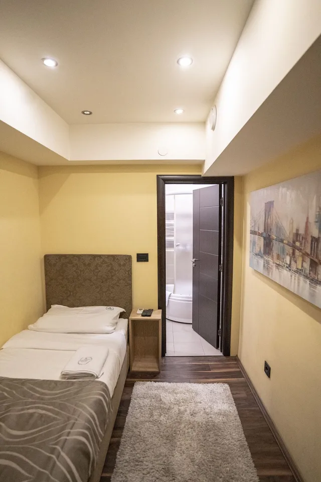 Economy, Single, Single Bed, Madison Rooms 1/7
